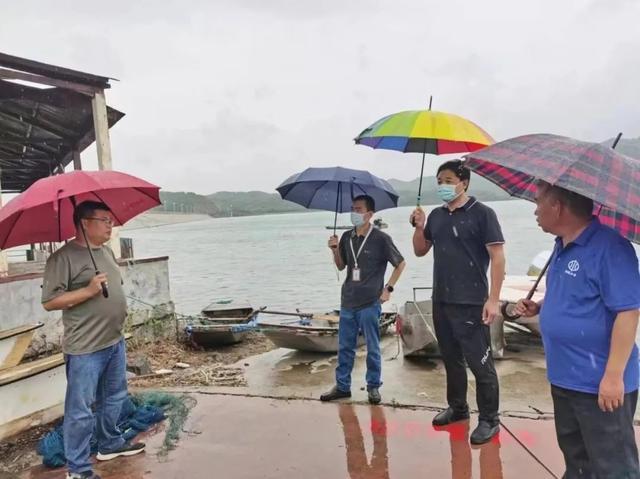 防汛常規(guī)物資中主要包含麻袋吸水膨脹袋,無紡布吸水膨脹袋,防汛沙袋,防汛噸袋,防汛編織袋,雨衣,雨靴,雨傘,彩條布,工兵鏟,十字鎬,八磅錘,應急救生包等。